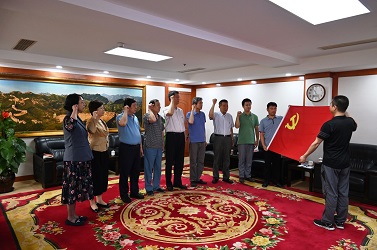 天空体育在线组织党员重温入党誓词